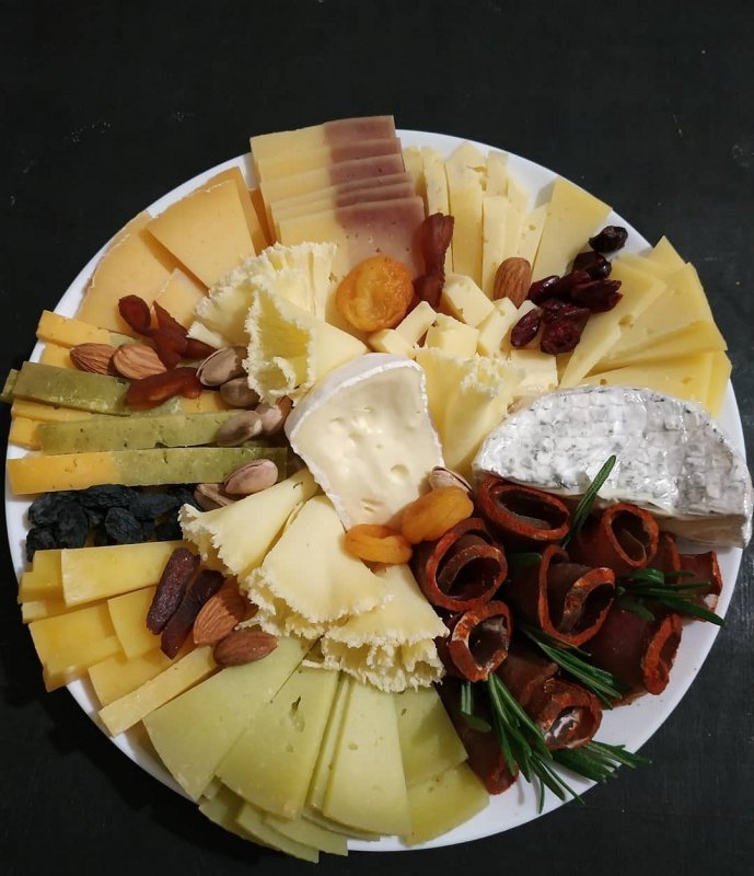 Сырно-мясная тарелка оформление