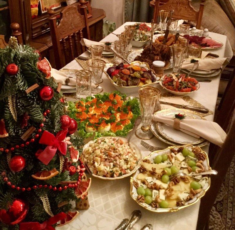 Сервировка стола с хрусталем