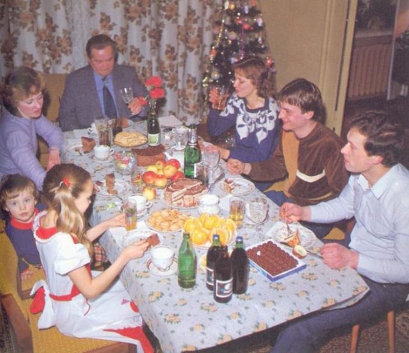 Праздничный новогодний стол 90-е годы