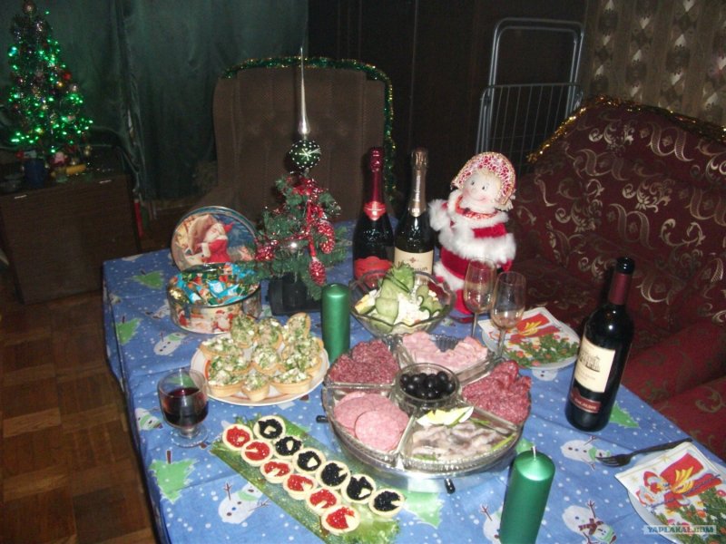 Советский человек за столом