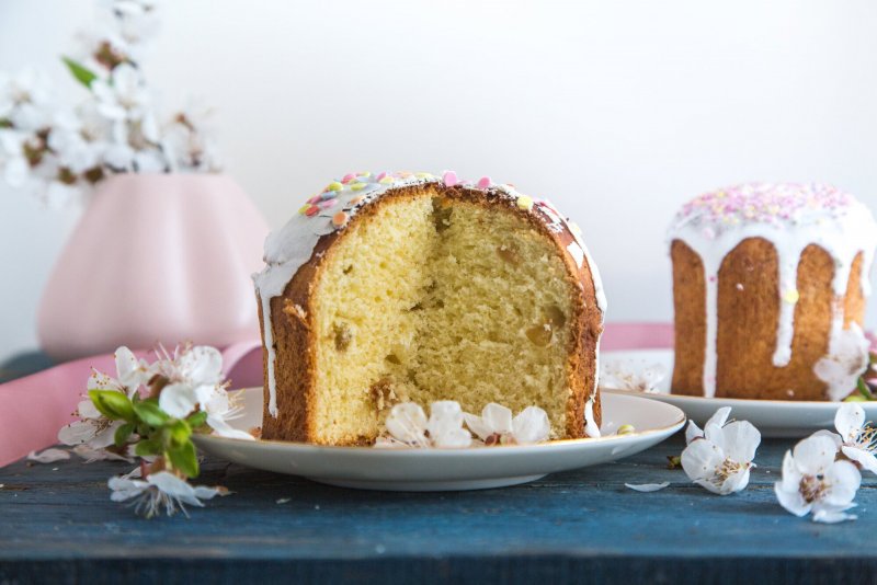 Кулич с изюмом и цукатами
